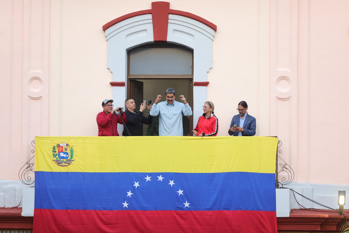ViceVenezuela's tweet photo. #LoDijo || “Voy a proteger al pueblo calle por calle, barrio por barrio", así lo aseguró este jueves el presidente de la República, @NicolasMaduro, en su mensaje al país desde el Palacio de Miraflores en #Caracas. https://t.co/wKC9O2QR4B