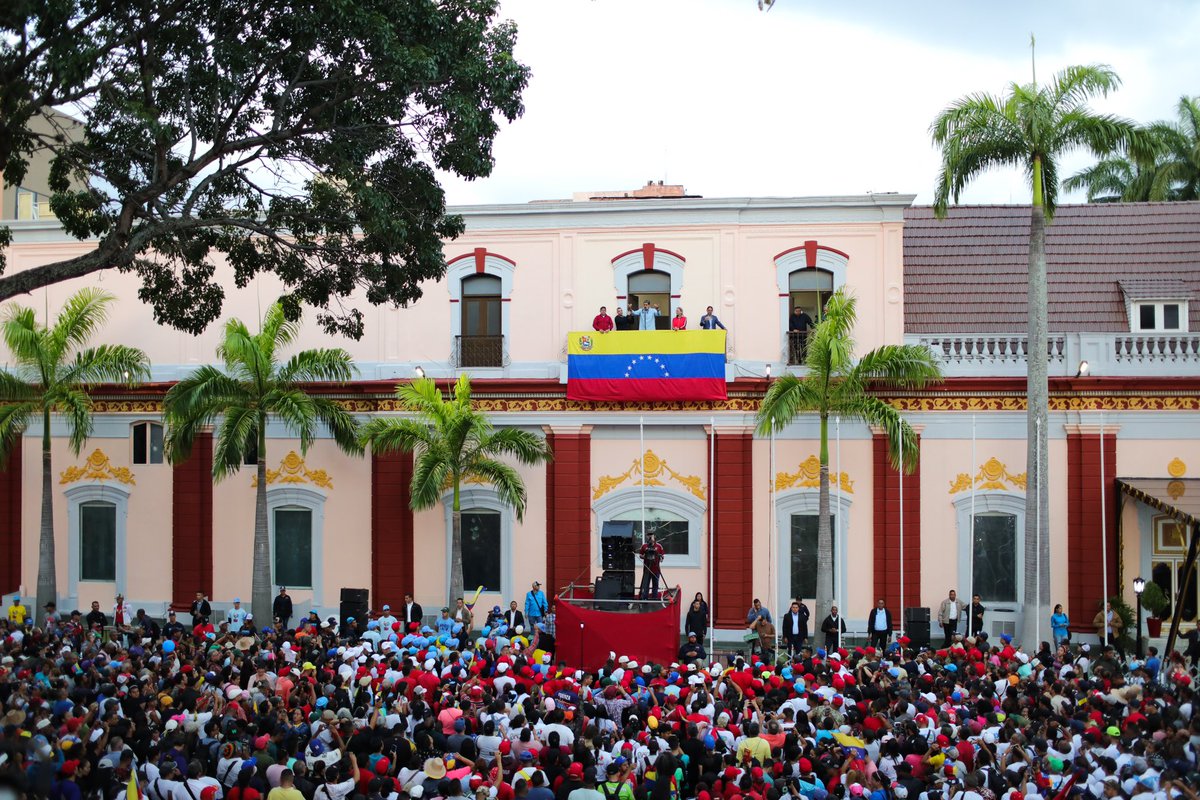 ViceVenezuela's tweet photo. #LoDijo || “Voy a proteger al pueblo calle por calle, barrio por barrio", así lo aseguró este jueves el presidente de la República, @NicolasMaduro, en su mensaje al país desde el Palacio de Miraflores en #Caracas. https://t.co/wKC9O2QR4B