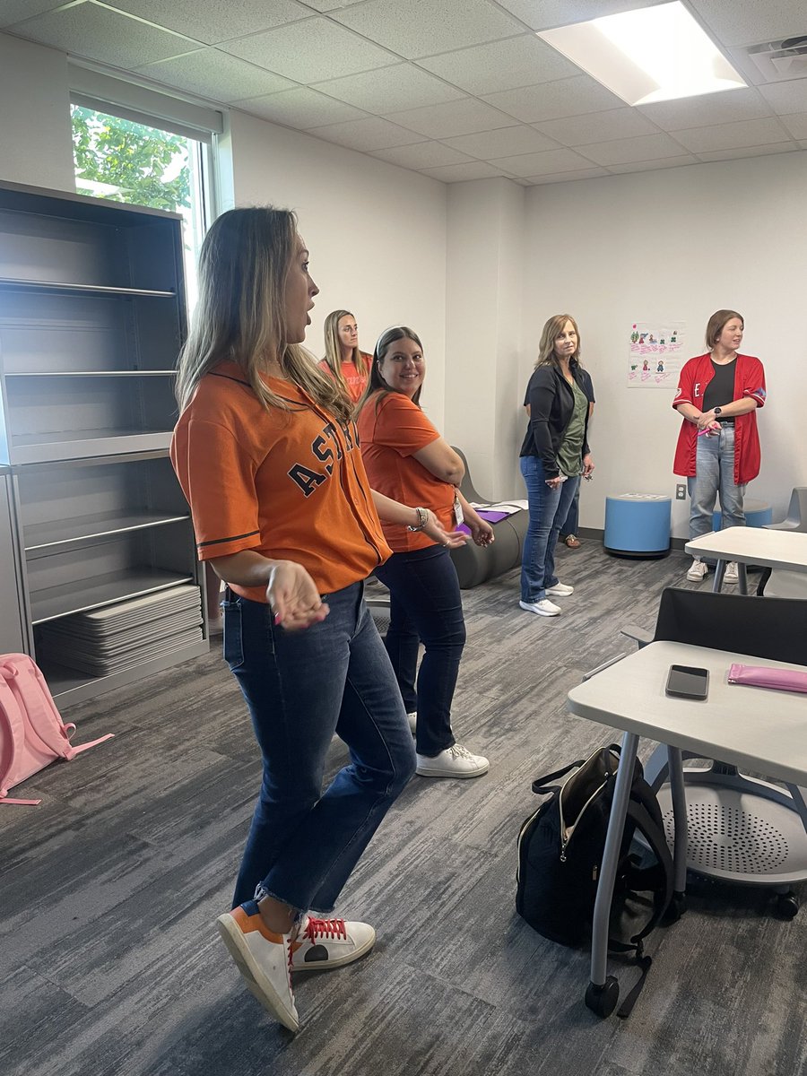 MsCardaropoli's tweet photo. What a great day of learning to kick off the 24-25 year today @ProsperConnects! My favorite part was getting to watch some of my @CockrellChamps and @StuberElem teachers share their expertise! 💙💚#prosperproud @HappyEverTeach https://t.co/6q4dub2Kv4