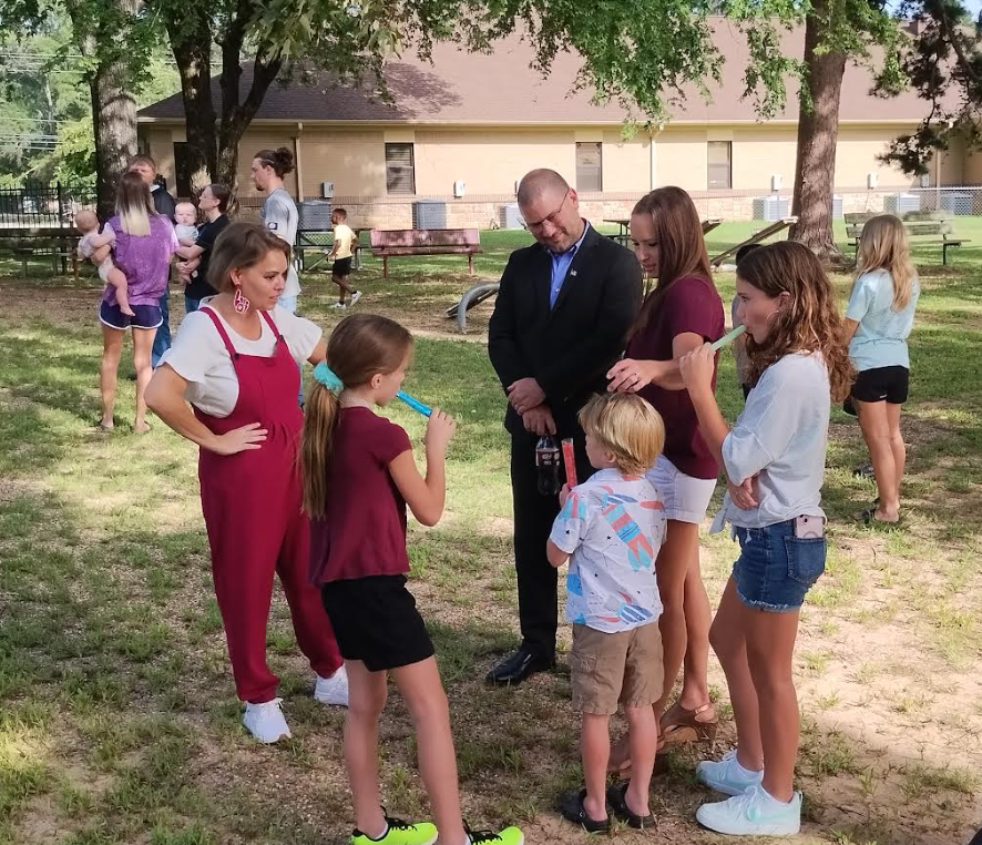 MaudTXISD's tweet photo. We had a great time at Popsicles with the Principal tonight and appreciate all of our parents/guardians and students for attending. We are excited to see everyone next Wednesday! #MaudTXISD https://t.co/n0Zzw791J9