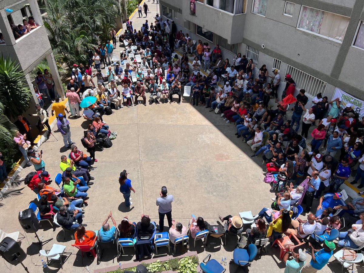 SafonappVe_'s tweet photo. ¡Estamos venciendo! 🇻🇪

Las Asambleas Comuneras se realizan en el país con alegría, entusiasmo y sobre todo en Paz

Así se vivió en La Vega, Caracas 

#PuebloDeJusticia https://t.co/dvSu8zqpEi