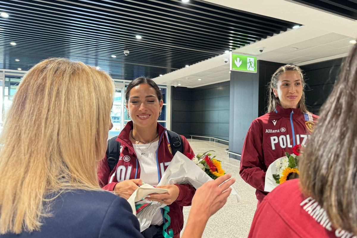 Valentina Vezzali (@vvezzali) on Twitter photo Felice, come Coordinatrice della #scherma delle Fiamme Oro,di accogliere le Atlete cremisi Alberta Santuccio e Giulia Rizzi, <a href="/MaraNavarria/">Mara Navarria</a> dell' EI che con Rossella Fiamingo hanno vinto l'oro a squadre nella Spada
#valentinavezzali #agenziapatriziadesantis
#olimpiadi #PARIS2024 Felice, come Coordinatrice della #scherma delle Fiamme Oro,di accogliere le Atlete cremisi Alberta Santuccio e Giulia Rizzi, <a href="/MaraNavarria/">Mara Navarria</a> dell' EI che con Rossella Fiamingo hanno vinto l'oro a squadre nella Spada
#valentinavezzali #agenziapatriziadesantis
#olimpiadi #PARIS2024