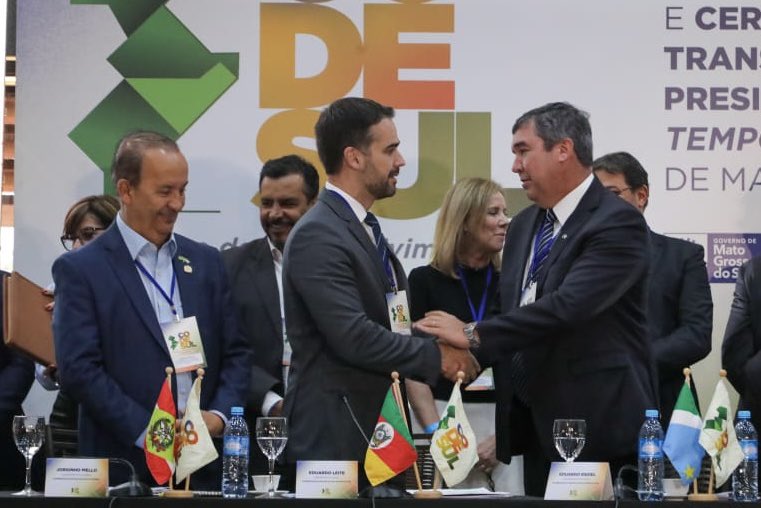EduardoRiedel_'s tweet photo. Encerramos a plenária do #Codesul com a transferência da presidência do governador @EduardoLeite_ para mim. Assumo com a missão de liderar pautas conjuntas de desenvolvimento para MS, PR, SC e RS. Meu compromisso é lutar pelas agendas que agregam o crescimento dos quatro estados. https://t.co/C5uhs7rO2P