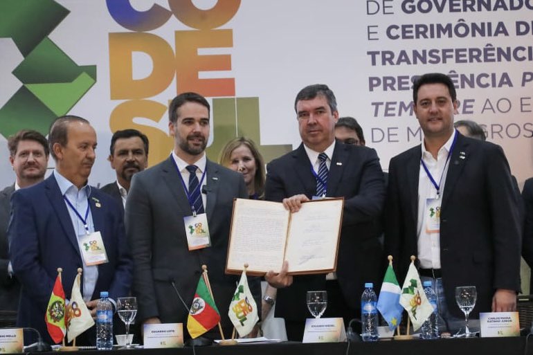 EduardoRiedel_'s tweet photo. Encerramos a plenária do #Codesul com a transferência da presidência do governador @EduardoLeite_ para mim. Assumo com a missão de liderar pautas conjuntas de desenvolvimento para MS, PR, SC e RS. Meu compromisso é lutar pelas agendas que agregam o crescimento dos quatro estados. https://t.co/C5uhs7rO2P