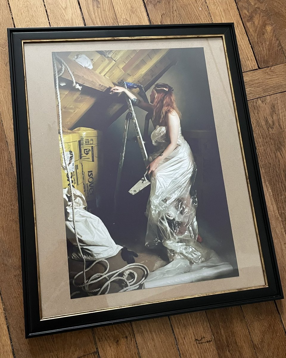 Y a deux ans, le toit de mon appartement menaçait de s’effondrer. J’ai profité des gros travaux pour faire cet autoportrait. En mode peinture flamande. Et puis j’ai déménagé et  je me suis enfin décidée à en faire un vrai beau tirage. ✨