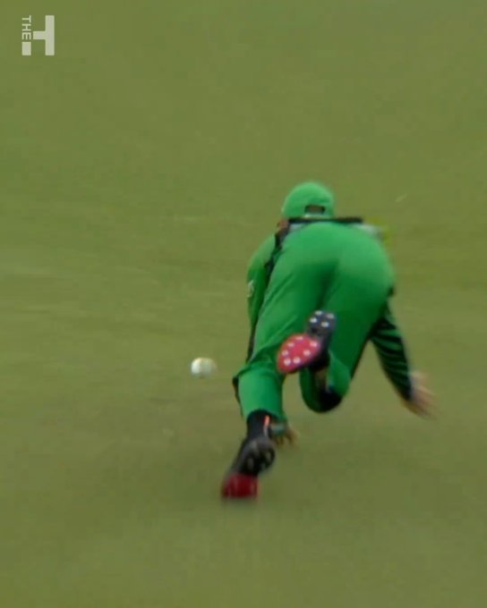 Boundary fielding at its finest 🫴 📹 Credits: Twitter/thehundred