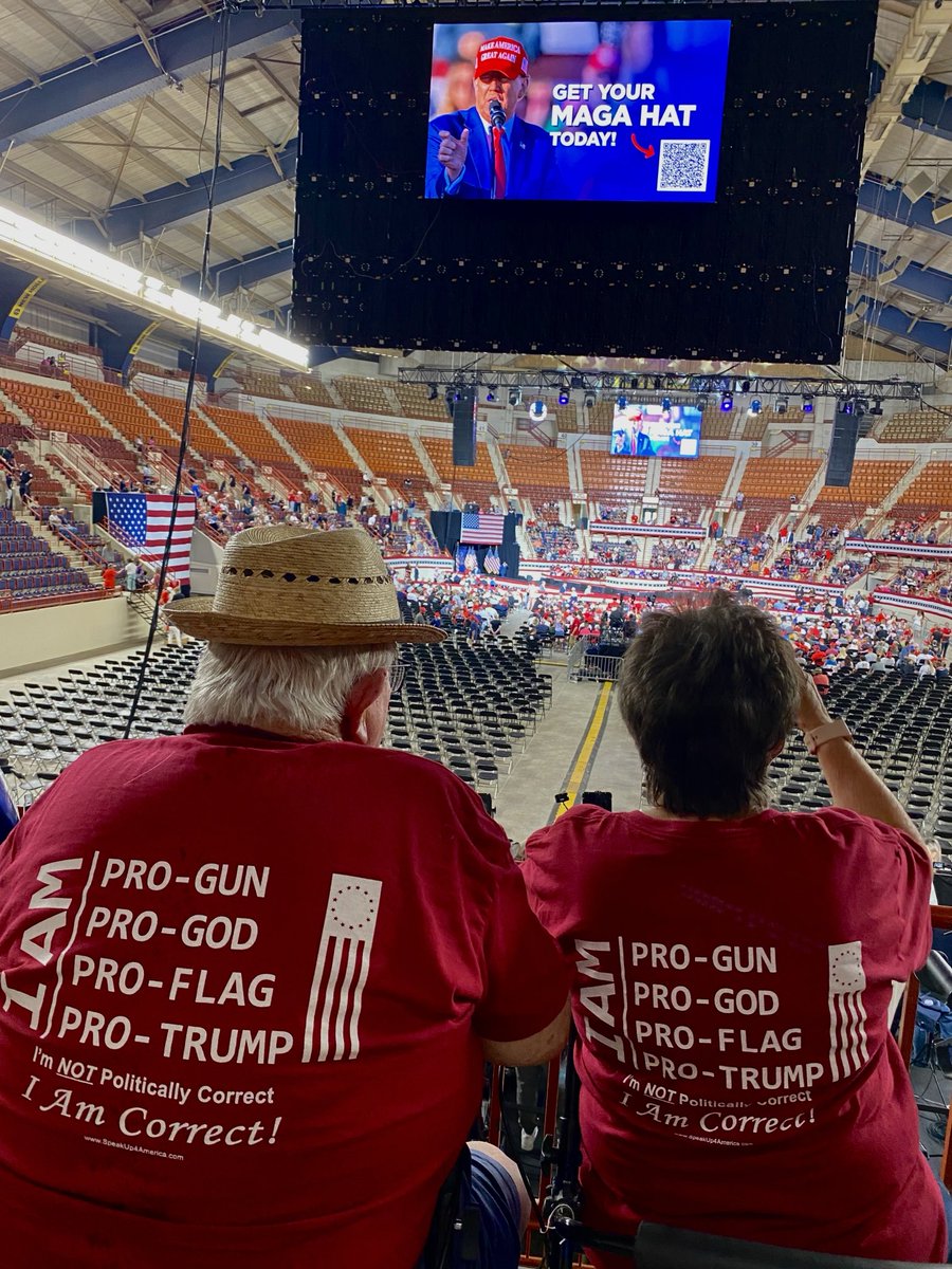 Comício de Trump em Harrisburg, Pensilvânia . A pouco e pouco a New Holland Arena foi enchendo. Um espaço fechado para acolher o candidato e os seus fiéis que celebram a sobrevivência de Trump ao atentado em Butler, também na Pensilvânia. #usa #presidentialrace