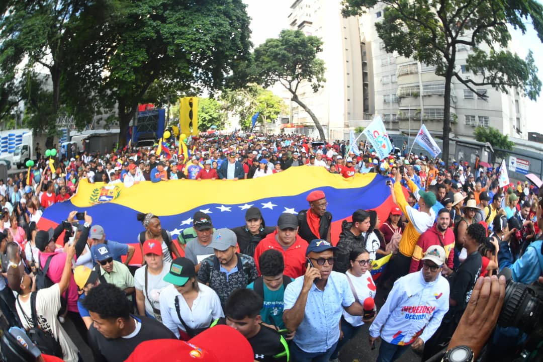PartidoPSUV's tweet photo. (+IMÁGENES)

Continúan desbordadas las calles de Caracas, esta vez, la fuerza social del Clap expresa su respaldo contundente al presidente @NicolasMaduro.

#PuebloDeJusticia https://t.co/f7fpAwtlLr