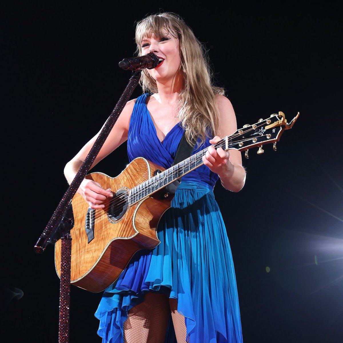 tswifterastour's tweet photo. 🚨| Taylor Swift performs "mirrorball" from "folklore” as the first surprise song for Day 1 of ‘The Eras Tour’ in Warsaw, Poland!
#TSTheErasTour #WarsawTSTheErasTour

"You guys are just the best!" https://t.co/D8jzJamb8z
