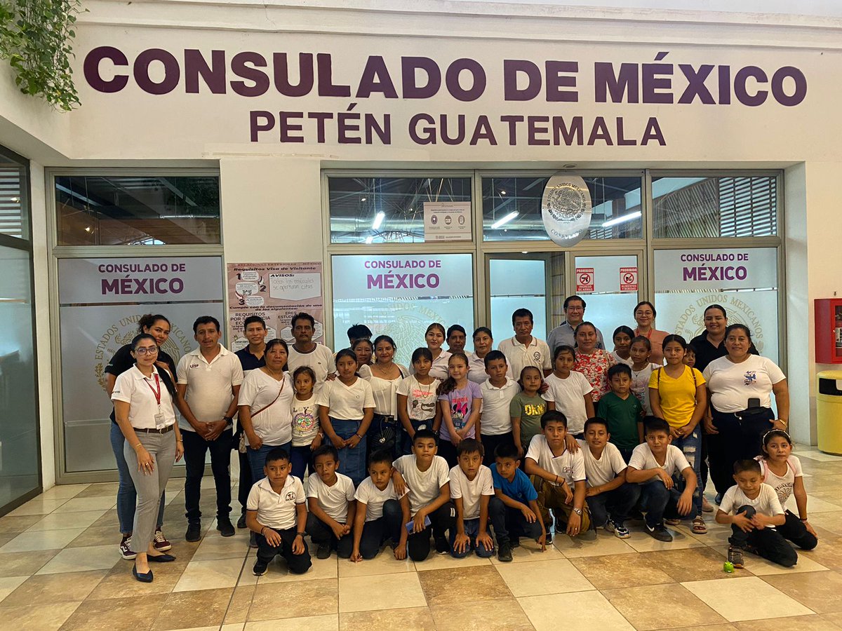 civanglez's tweet photo. Estudiantes de la escuela "Benito Juárez", de la Coop. Unión Maya-Itzá, Petén, visitaron @ConsulMexPeten esta semana.
La primaria es parte del Programa Escuelas México de @AMEXCID @SRE_mx para apoyar la educación en ALyC, y muchos de ellos tienen doble nacionalidad. 
🇲🇽🤝🇬🇹📚👨‍🎓👩‍🎓 https://t.co/7gdNKwY9F5