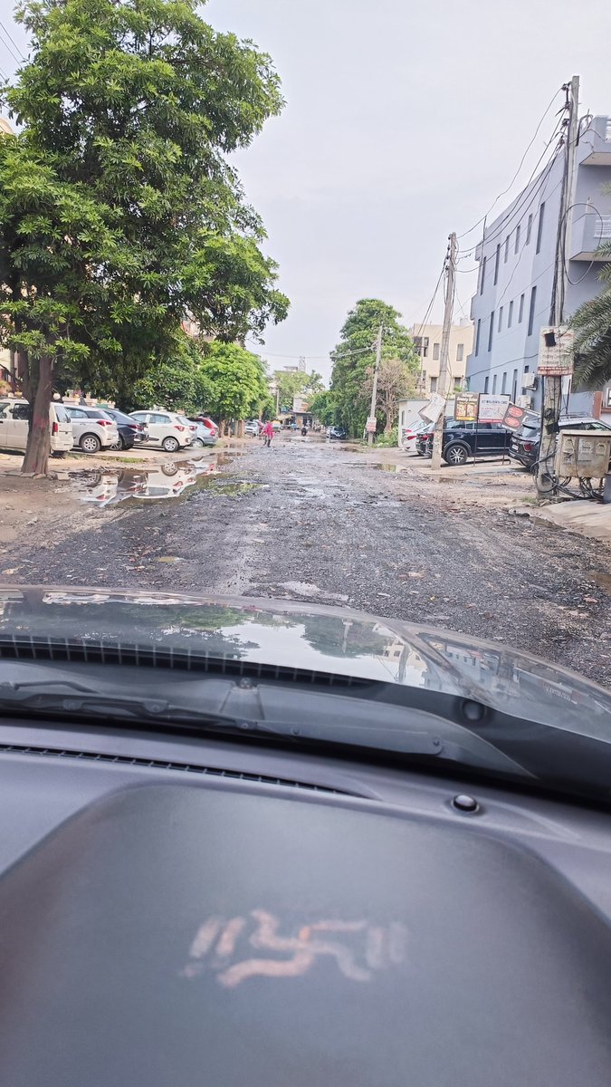 Capt_vivekkumar's tweet photo. @MunCorpGurugram @cmohry pics r of Ardee city d block sec 52 Ggn tis is wat we get after paying 33% income tax 8% house registry charges 8-10% road taxes &amp; car registration &amp; many other charges Yet the condition of road havent improved 4 last 1 yr Welcome 2 the millennium city. https://t.co/NlPpm1TYFX