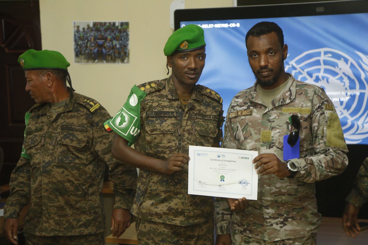 ATMIS_Somalia's tweet photo. 12 Askari oo ka tirsan Ciidamada #ATMIS oo ay 6 ka socotey #DNDF 6da kalana #ENDF ayuu usoo dhamaadey tababar socday muddo 2 todobaad ah oo ku saabsanaa hawlgallada diyaaradaha aan duuliyaha lahayn. Tababarka ayaa ciidamada lagu barey xirfada qorsheynta sarana loogu qaadey xog uruurintooda iyadoo la adeegsanayo diyaaradaha aan duuliyaha lahayn oo lagama maarmaan u ah howlgallada casriga ah ee ciidamada.
Tababarka ayaa lagu soo gabagabeeyay xaflad ay ka soo qeyb galeen ku simaha taliye ku-xigeenka Qaybta 4-aad ee #ATMIS G/sare Alemayehu Geberegzeabher, madaxa hawlgalada qaybta 4aad, 3 xidigle. Ismail Mohamed Abbas & Madaxa Saadka 3 xidigle. Aadan Faarax Giire. #ATMISIyoqaybaheeda