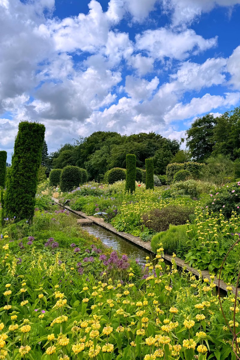Pipa_Muc's tweet photo. Beautiful Broughton Grange Gardens - one of my favourite gardens in England 🇬🇧
#gardens #GardenOfInspiration #GardenersWorld #broughtongrangegardens https://t.co/ukTbEAzRdW