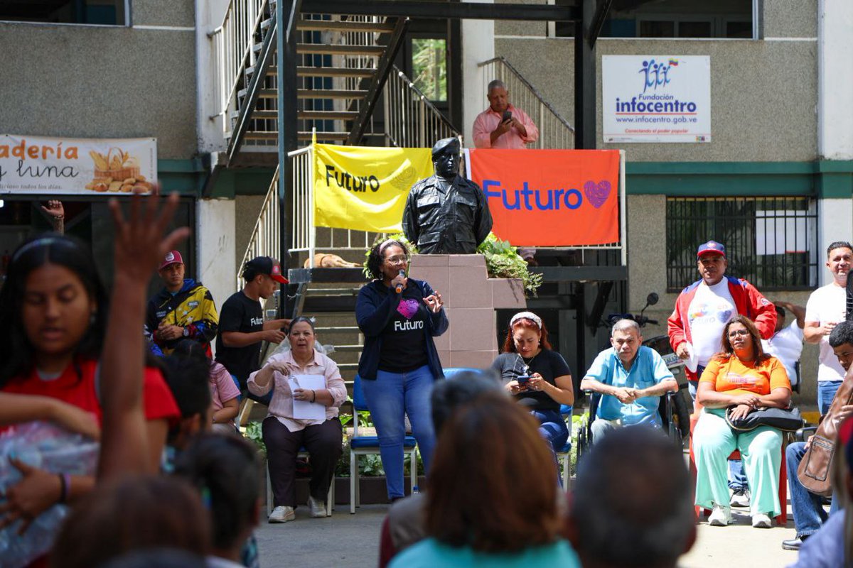 movfuturoven's tweet photo. En un encuentro por la paz y la estabilidad política, las comunidades y movimientos sociales de la parroquia La Vega en Caracas, unieron su voz para defender la victoria de nuestro Presidente @NicolasMaduro.

¡Sigamos uniendo voluntades por la victoria, la paz y el futuro! 🇻🇪 https://t.co/aBXW4BANwn