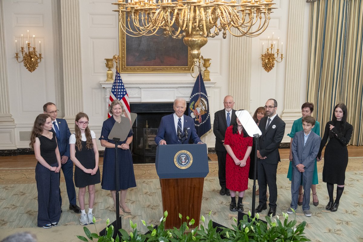 WhiteHouse46's tweet photo. Paul Whelan, Evan Gershkovich, Alsu Kurmasheva, and Vladimir Kara-Murza have endured unimaginable suffering.

Today, their agony is over.

Because of President Biden’s leadership, they are on their way home. https://t.co/yu6HZ7MD3P