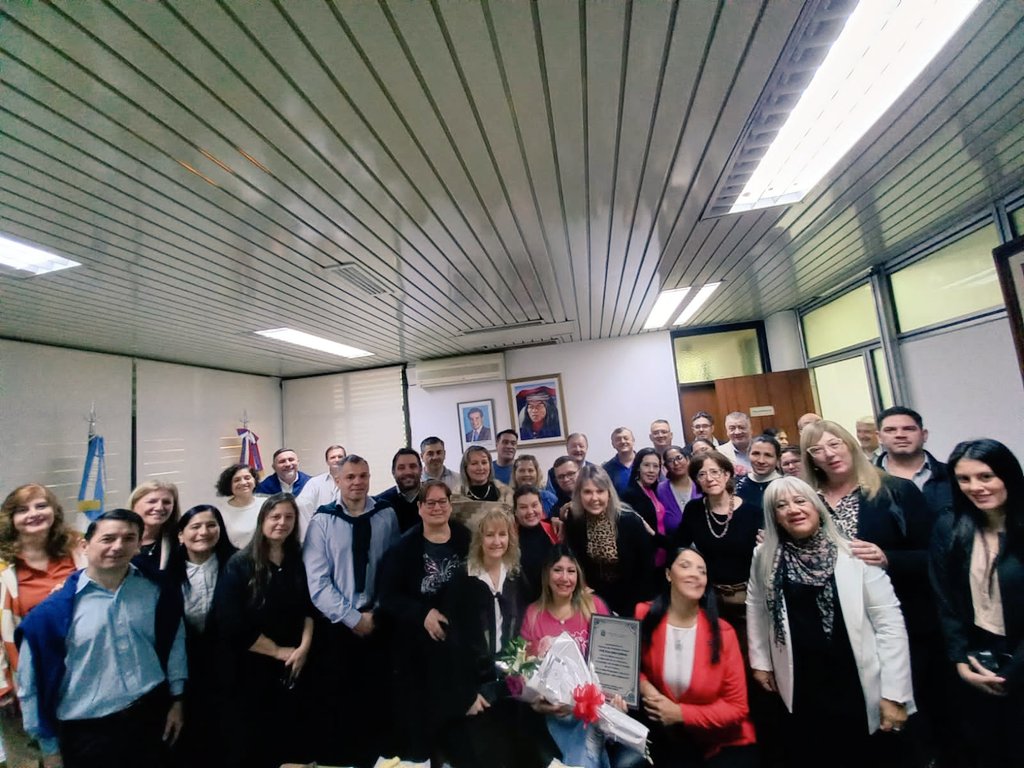 💐 En el día de hoy se ha jubilado nuestra querida profesora Dorita Gallardo, quien se desempeñaba como Directora de Nivel de Educación Primaria del CGE desde 2017.

✨️ Desde el CGE la saludamos, haciéndole saber que fue un privilegio trabajar con ella todo estos años,