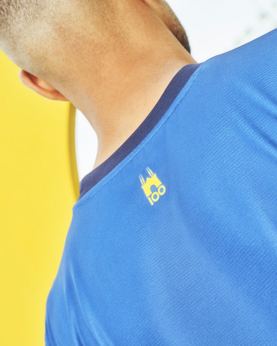 💛💙Le mitiche strisce orizzontali gialloblù caratterizzano la nuova maglia away del #Parma.

🏟Per celebrare i 100 anni dello stadio Tardini è stato impresso nelle strisce gialle il profilo della porta monumentale, inoltre sul retro è impresso il logo Tardini 100.

Commenti?