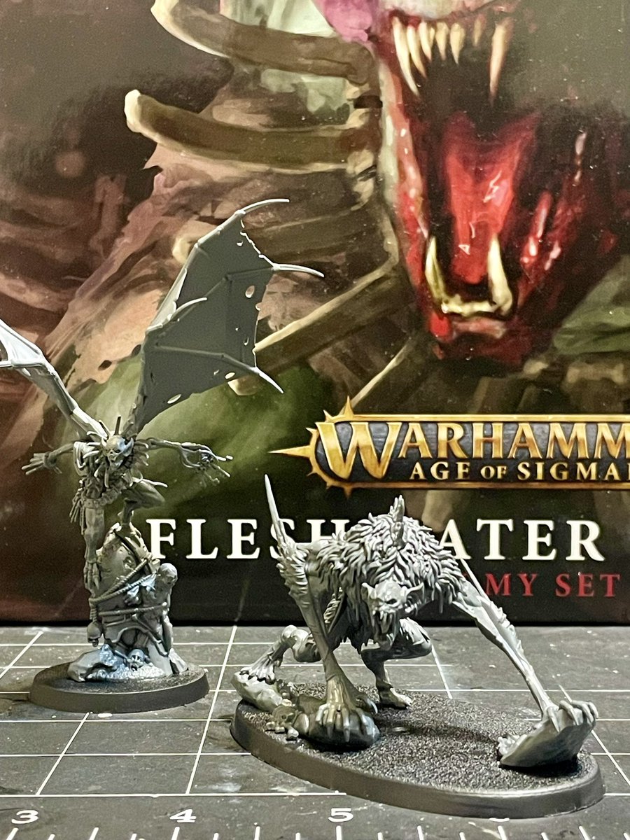 SaltySlacker's tweet photo. Attend to the entrance of the Varghulf Courtier, whom has requested entry to the court of the rulers of this demesne! In so doing, the Courier shall honor said hosts with honor and glory and finding food to fill the feasting tables! https://t.co/piW5Xbds18