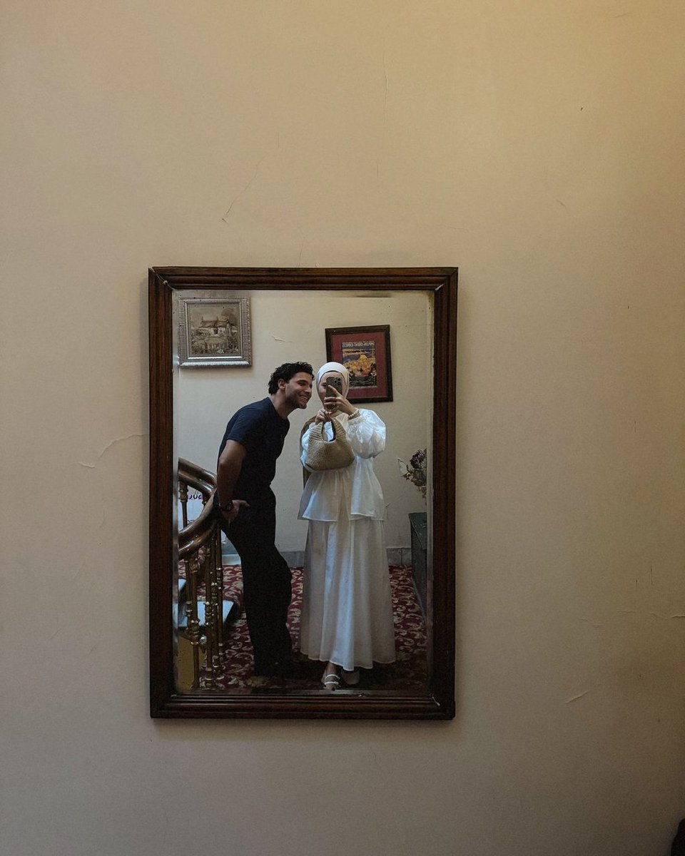 لعينيك سامحتُ هذا الزّمان
وكُنتُ عليه طويلَ العَتَب.")🤍