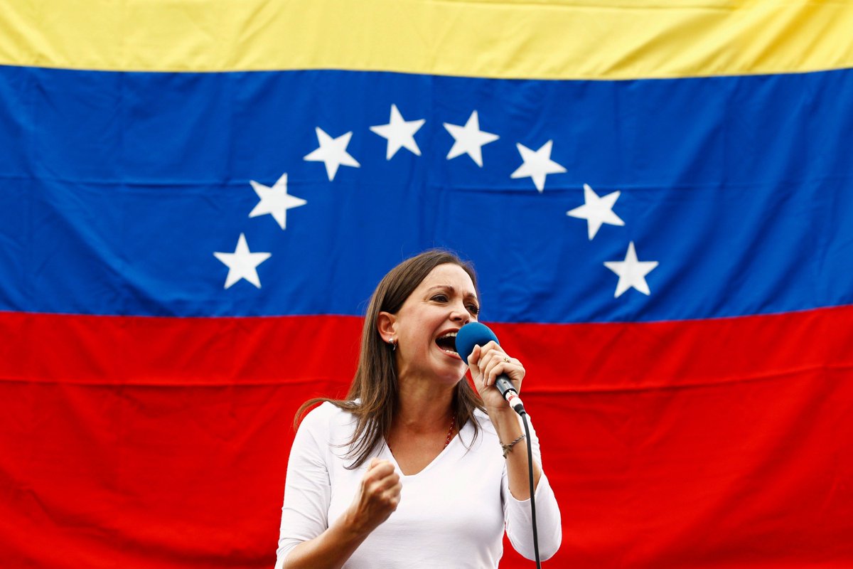 委内瑞拉民众没有意识到保护反对派领袖的重要性。María Corina Machado对《华尔街日报》说她现在躲藏起来了，随时有生命危险。

委内瑞拉人没主动将她保护起来，不但置她危险于不顾，还可能因为反对派领袖被捕或被害导致革命失败。

你们如果将她保护起来，她就会领导革命。难怪今天委内瑞拉静悄悄的。 https://t.co/zMytibSS5O