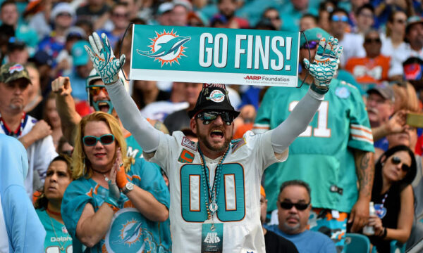 ZonaNeutra_'s tweet photo. Ranking das Melhores Torcidas da NFL - Posição 21: Miami Dolphins 🐬

Seus fãs são conhecidos como "Dolfans" e "Phins Nation". A equipe já foi campeã da NFL duas vezes, mas não vence há mais de 50 anos. Vamos entender por que a franquia da Flórida está na metade do nosso ranking https://t.co/Z8V3yCTAEP