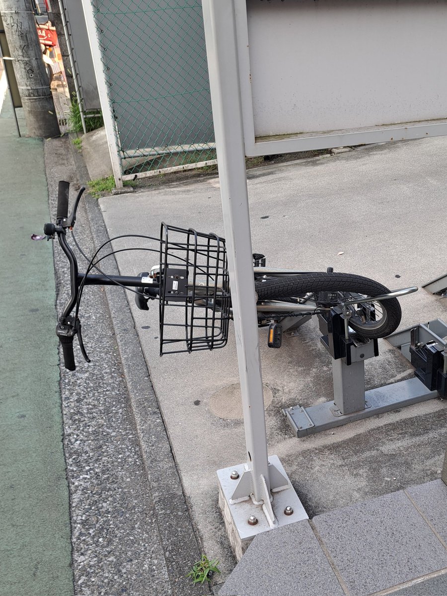 めちゃくちゃ運転するの難しそうなチャリが駐輪してあった