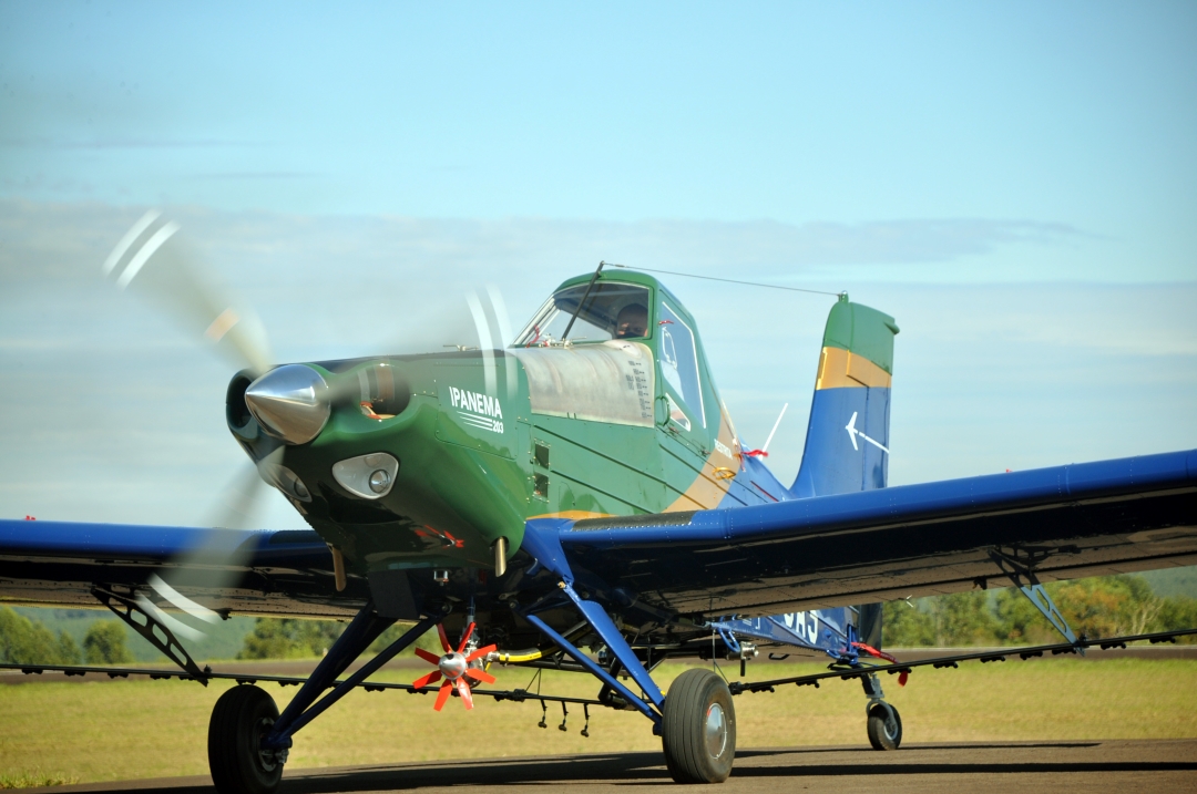embraer's tweet photo. #NOTÍCIA | Embraer realiza primeira venda de avião agrícola movido a #etanol por meio do Programa Fundo Clima do @bndes. Leia notícia completa: https://t.co/8nijo6o5t7  #EmbraerStories #Agro https://t.co/1bzy6lZPVP