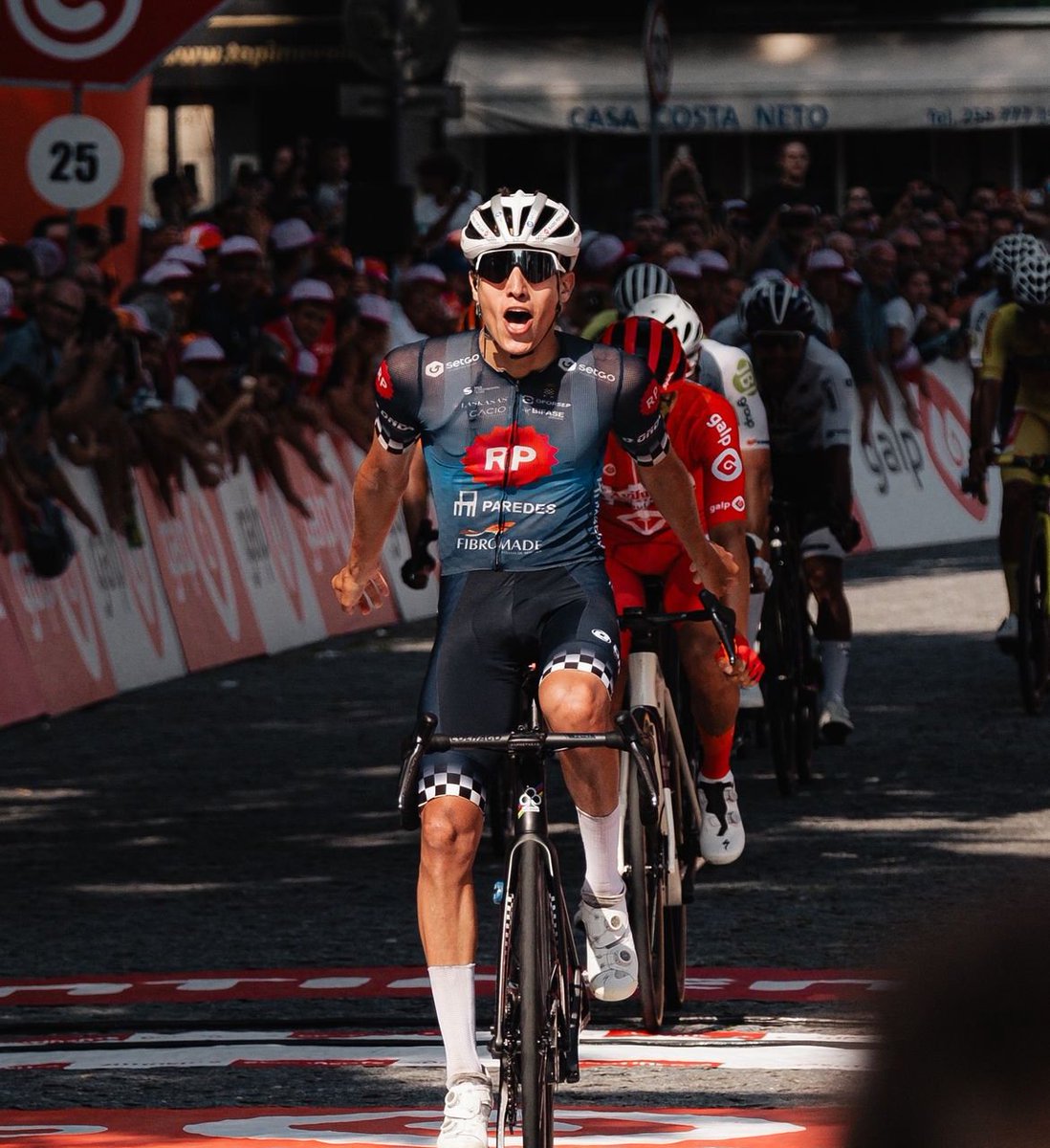 Grande vitória de Francisco Peñuela na etapa de hoje que ligou Felgueiras a Paredes! Uma vitória ao sprint que demonstrou a força da equipa Radio Popular Paredes Boavista. Vamos!!!