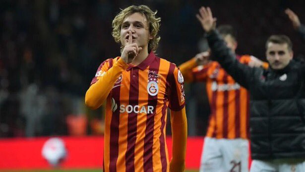 HBHSportss's tweet photo. 🚨 Sözde  Galatasaray muhabirleri  Hamza Akman’ı Arda Güler ile kıyaslayıp Galatasaray taraftarına boş umut aşıladılar. Bilgi sayfasıyız ama Türkiye’de objektif yorumun eksik olduğunu görüyoruz.Bundan sonra bu tarz boş ve vasıfsız isimleri ifşa ederek kökünü kazıyacağız. 😉 https://t.co/xgACzwcn7x
