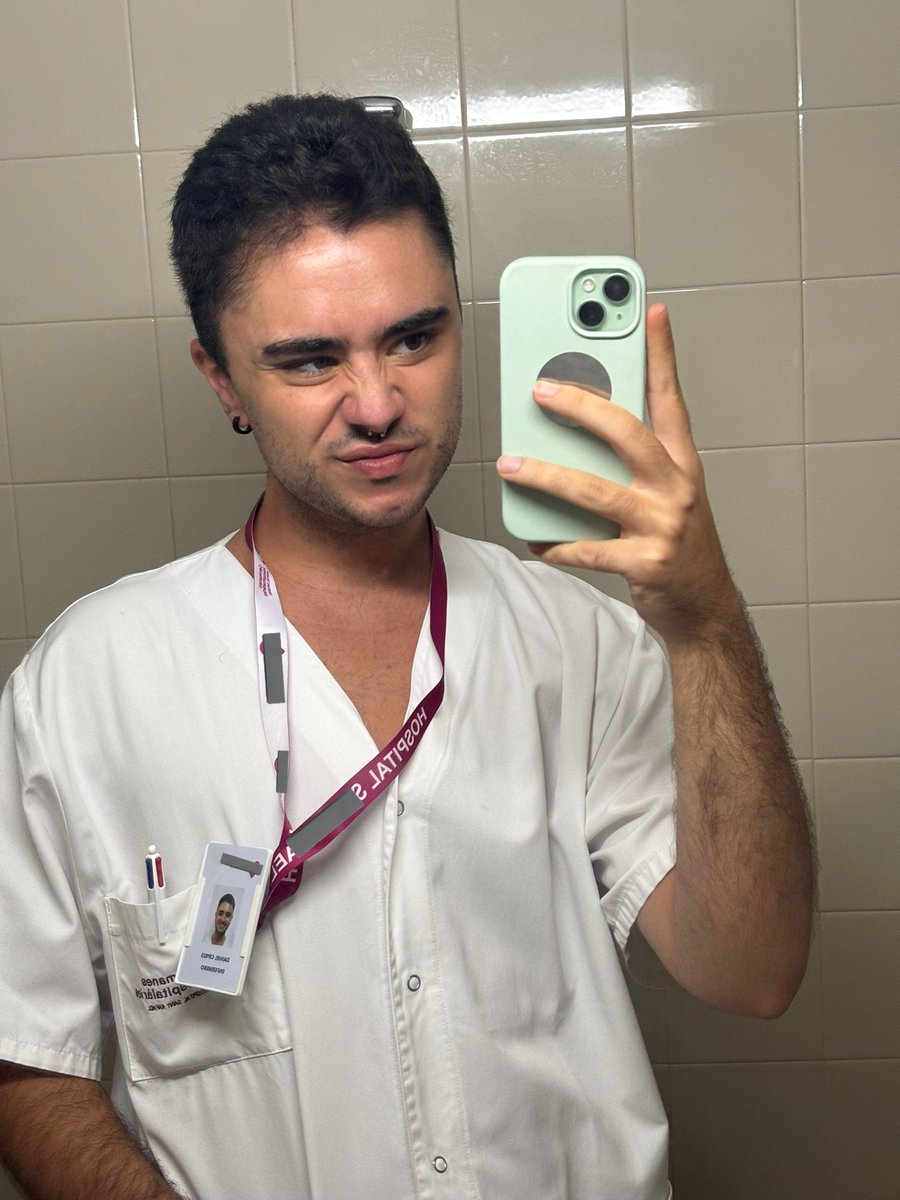 danicypress's tweet photo. Volví solo para anunciar que llevo 1 pedazo de mes trabajando como enfermerou https://t.co/MzNTAwr2oJ