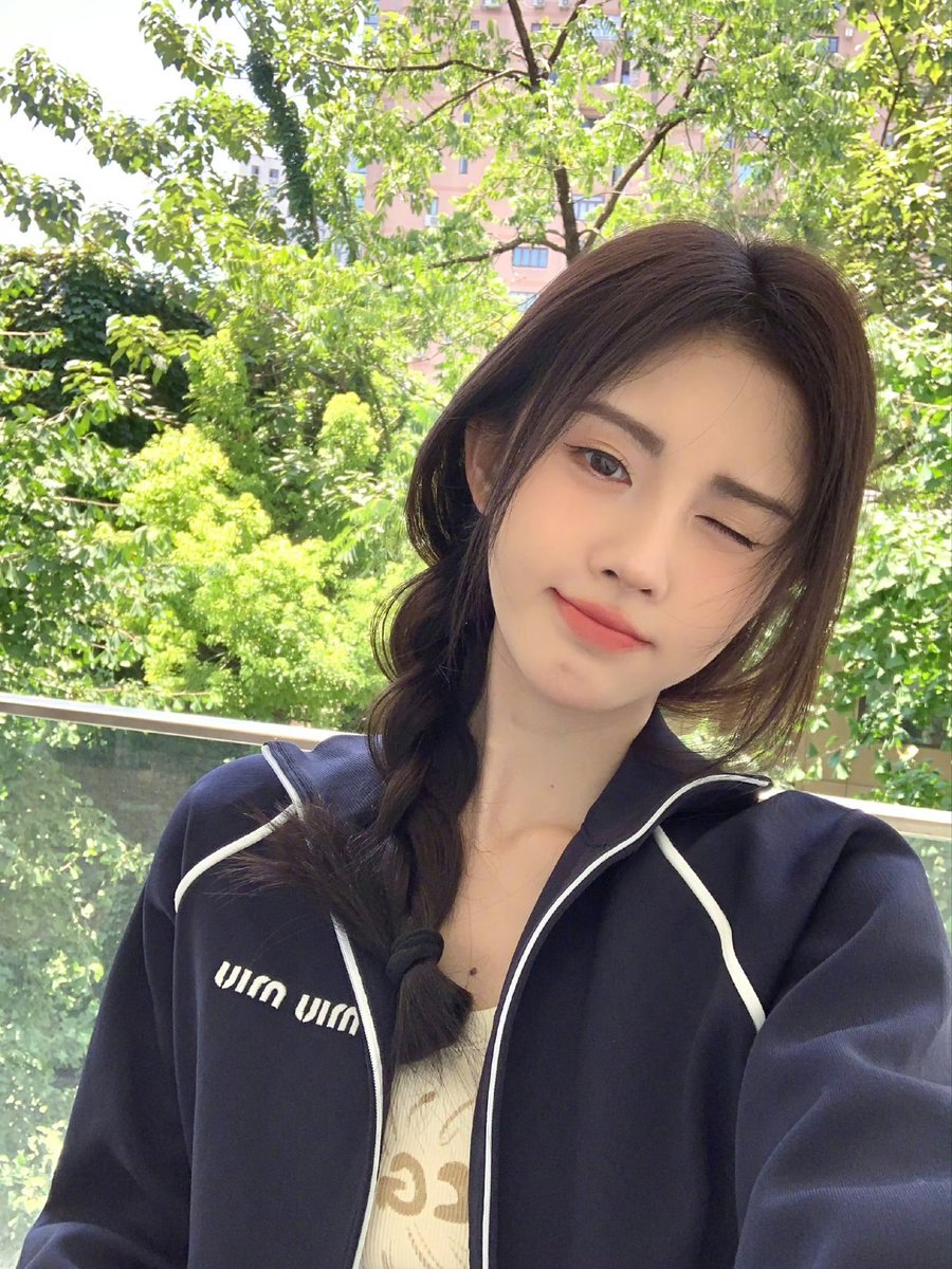 白袜盯榨鞠妈，好嫩好青春 https://t.co/Q9zn94c2vw