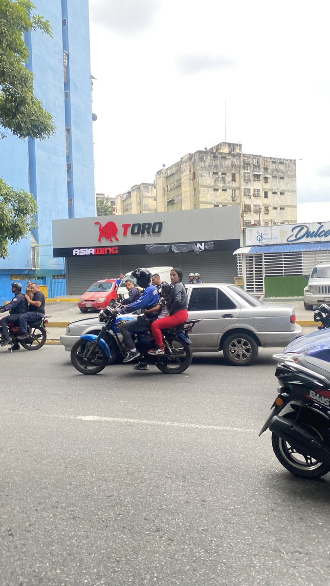 Kekacool's tweet photo. #1roAgo #PaloVerde policías en carros particulares trataron de llevarse a un vecino que, presuntamente, fue testigo de mesa https://t.co/iakj6mXbpM
