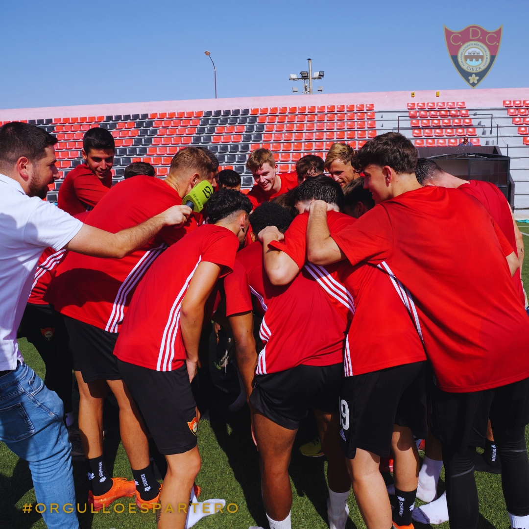 ✨ Un vestuario así de unido promete grandes cosas. ¡A por todas, equipo! 💪⚽ 
#OrgulloEspartero