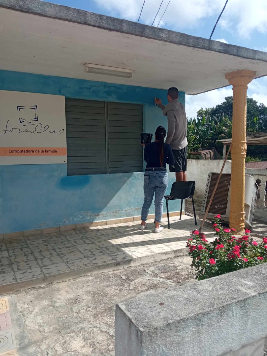 odaimis1's tweet photo. Los trabajadores del Joven Club de Computación de Florencia III pintando con nuestros propios esfuerzos  para así crear un adecuado ambiente para nuestros clientes. #JovenClubTeConecta #verano2024 #JovenClubAvila https://t.co/LGhPIWvGKU
