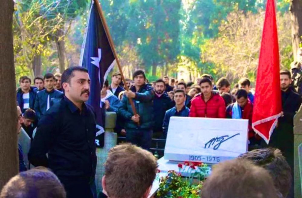 🗣️Altınordu Cemiyeti Genel Başkanı Caner Kara:

“Herhangi bir Arabın ölümünü bahane ederek devamlı milli yas ilan edilmesi ve bayraklarımızın yerli yersiz yarıya indirilmesi, devlet ciddiyetinden uzak hareketlerdir.

Saltanat ve hilafet kaldırılalı yüz yıl oldu.
Keyfiyet diye bir