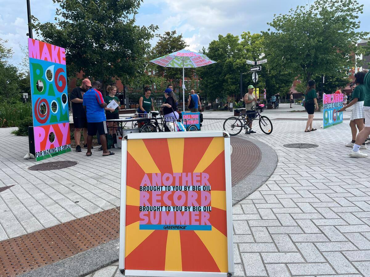 Today, Greenpeace volunteers are handing out free vegan ice cream again, exposing Big Oil for driving the planetary thermostat up 👀🥵 Last time we served 325 cones... let's beat that record!! 

🍦 Treat yourself to an ice cream and call out Big Oil >> act.gp/4ftDDOf