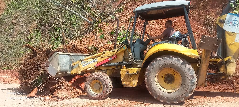 alcaldeOmarFer's tweet photo. #01Ago Garantizando el libre tránsito vehícular, salida de emergencias, producción agropecuaria, entrada de bienes y servicios entre otros, via Mucuchachi- Mucutuy-Mérida.

Seguimos avanzando con Honestidad y Eficiencia 

#Mérida #Venezuela https://t.co/UoDVDpS8wI