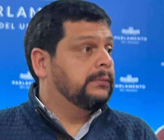 georgina_mayo_'s tweet photo. “Vale Emprender tiene recursos de la OPP y del MIDES bajo la administración del ministro Lema: gazebo, infraestructura del MIDES, y sus vehículos. A muchos de los beneficiarios se les exigía acompañar la Lista 2525 de la diputada Dos Santos. Era con intención clientelar del PN”, https://t.co/9LJeSkc8CH