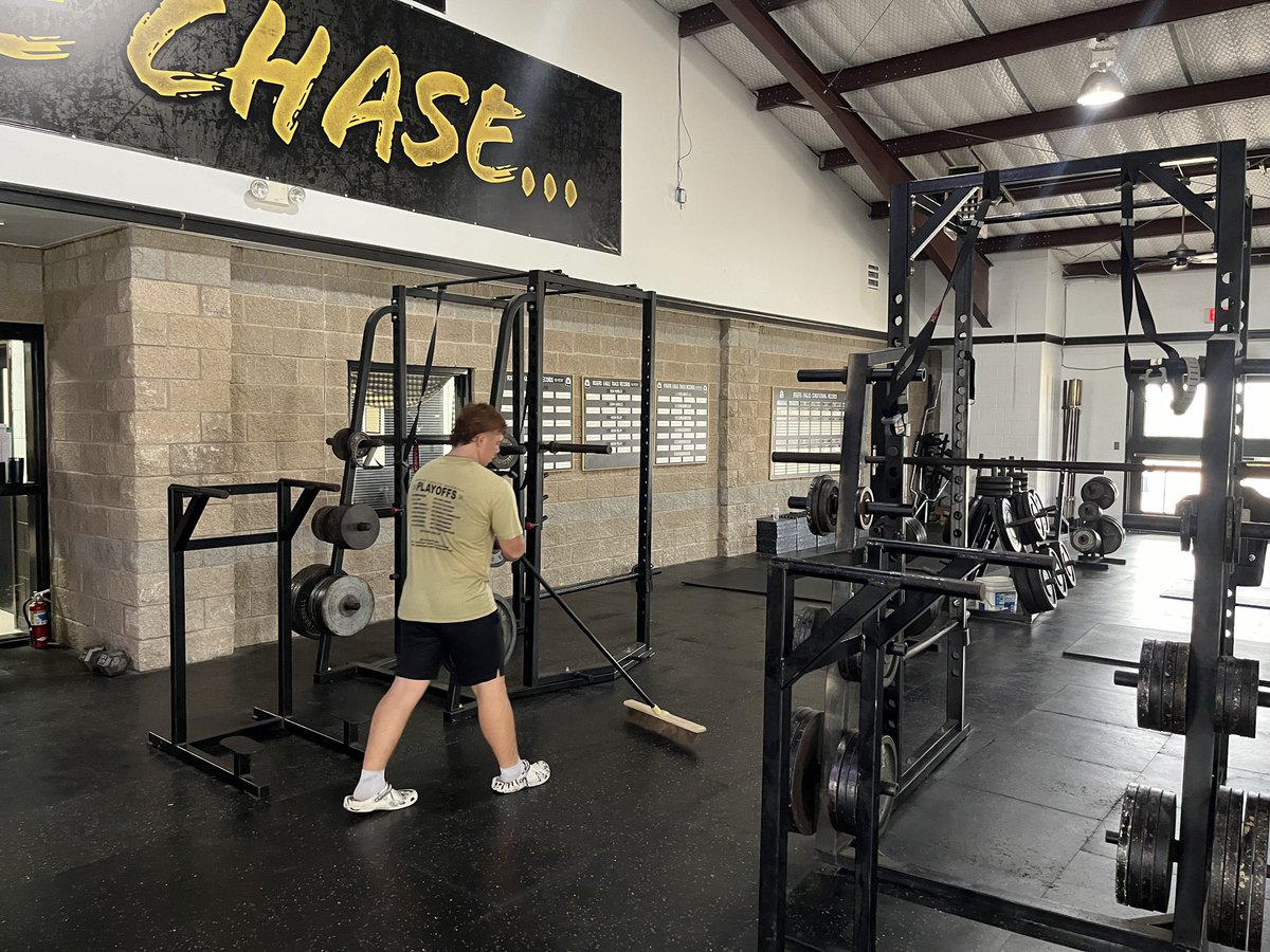 EBCIronworks's tweet photo. Last day of Summer workouts✅
New tradition started ✅
Building Servant Leaders✅
Eagle Football senior Sweep the Shed day✅
Proud of these young men for setting the standard for those to come after them! More pics below! W.A.R.🦅🏈 https://t.co/m4tIVZ3Nbe