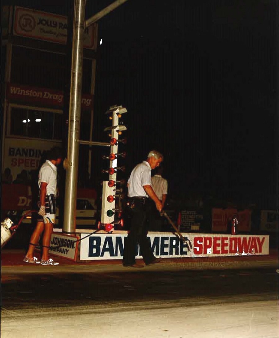 Bandimere's tweet image. Throwing it back to John Jr. doing a little mid-event track prep in 1984.
Fun Fact: It wasn't until the 1986 season that the 3 amber Christmas Tree was introduced and put into use.

#trackprep #christmastree #throwback #bandimere #thundermountain#bandimerefamily #bandimerestaff