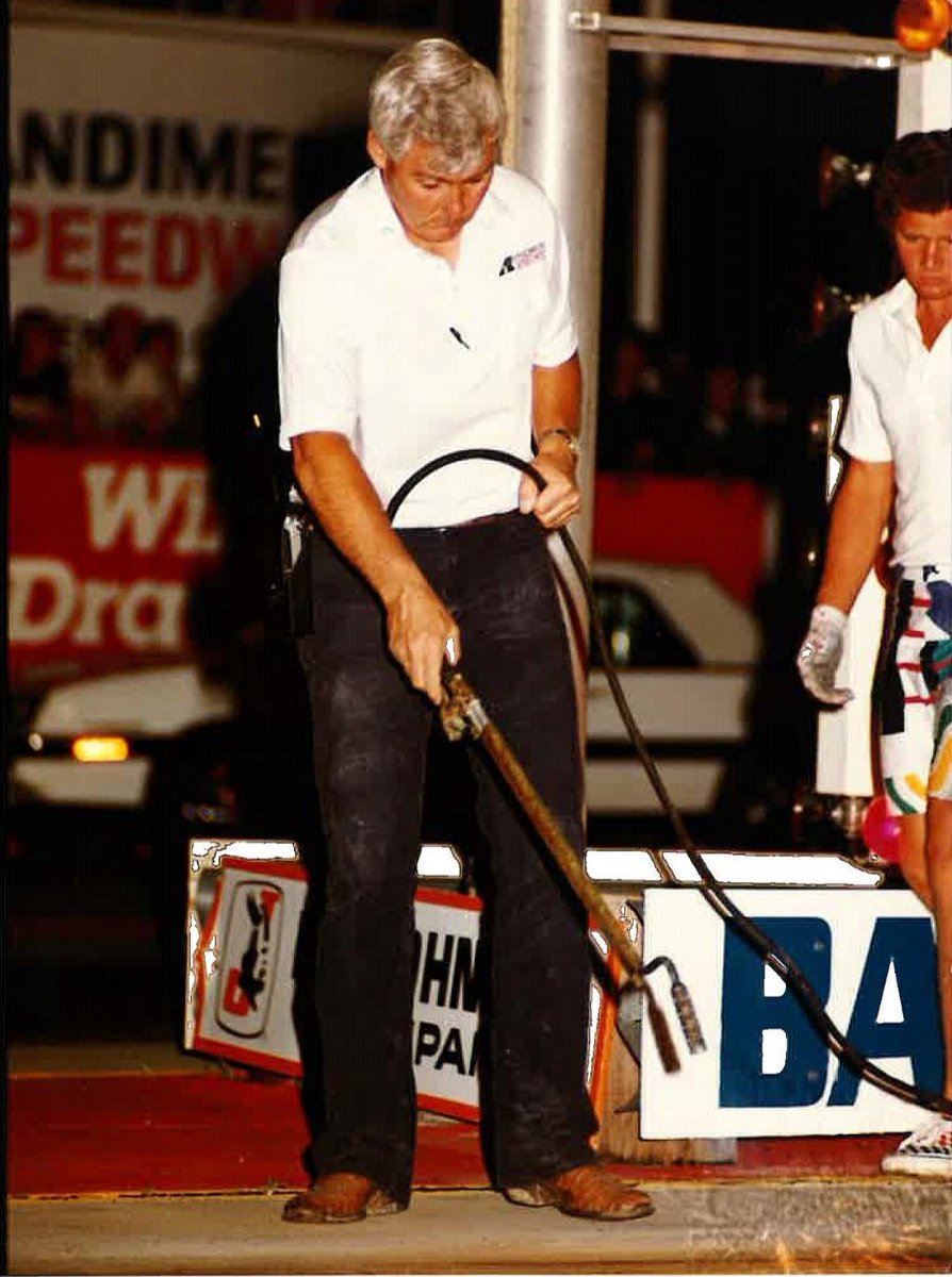 Bandimere's tweet image. Throwing it back to John Jr. doing a little mid-event track prep in 1984.
Fun Fact: It wasn't until the 1986 season that the 3 amber Christmas Tree was introduced and put into use.

#trackprep #christmastree #throwback #bandimere #thundermountain#bandimerefamily #bandimerestaff