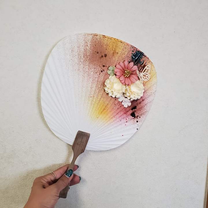 Mamenomarche's tweet photo. 《作る造る創る》出店者情報
店名　Ys croppin
内容　・オリジナル団扇作り
　　　・手作りランタン
大人用オリジナルの団扇を作ろう。子供用はランタンですが、当日のお楽しみに🎶

#まめのまるしぇ
#作る造る創る
#夏休み自由研究
#Yscroppin https://t.co/XHgSVIyzht