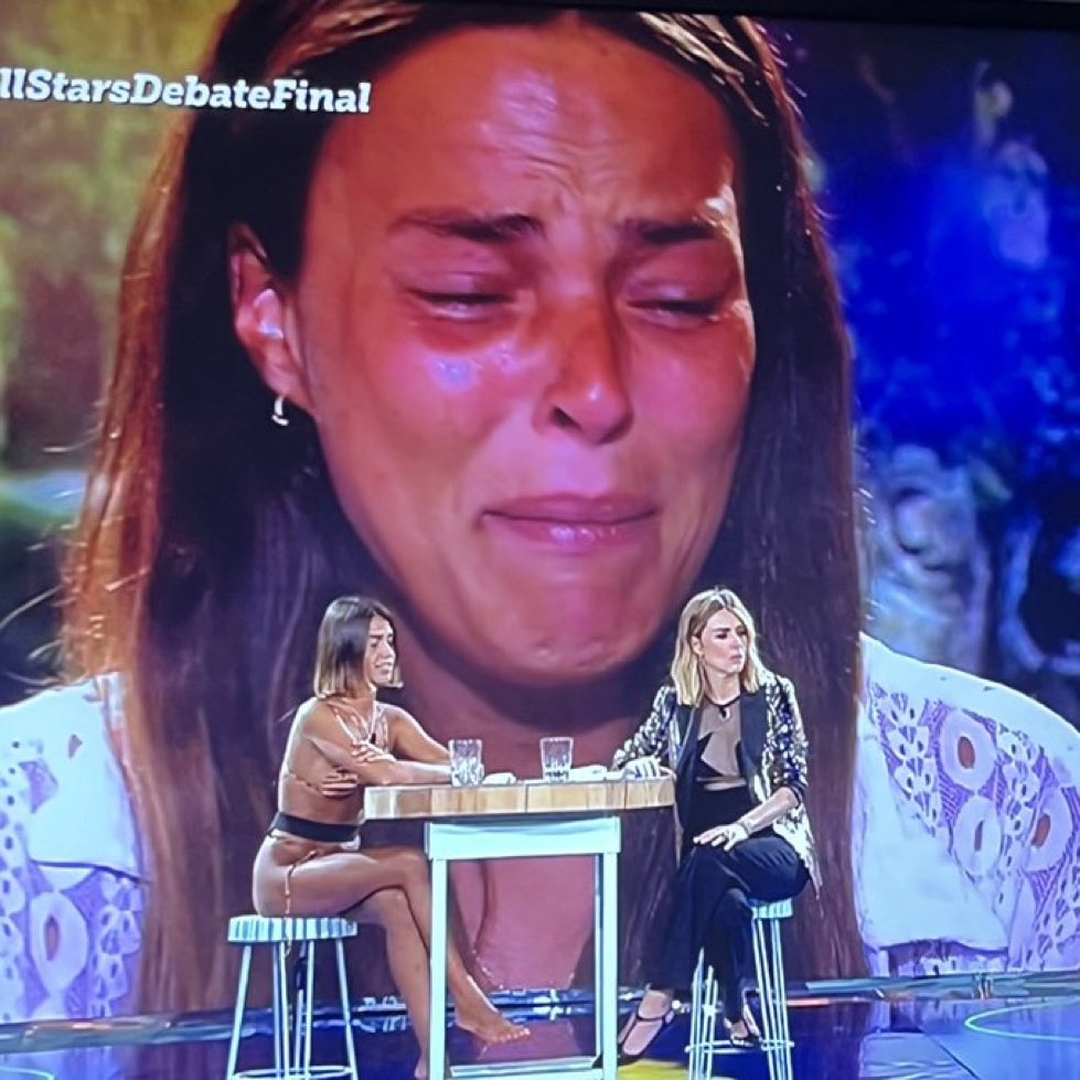 El concurso de Marta se puede resumir así, Sofía protagonista y ella detrás de ella acosándola y llorando #SVAllStarsDebateFinal