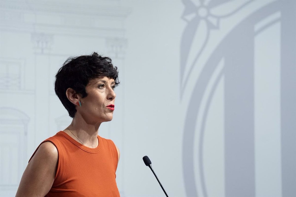 La ministra de Seguridad Social, Elma Sáiz, ha confirmado que el acuerdo firmado con los sindicatos contempla que para cobrar el 100% de la pensión se necesitarán al menos cinco años en activo tras el cumplimiento de la edad ordinaria de jubilación, que en la práctica se amplía