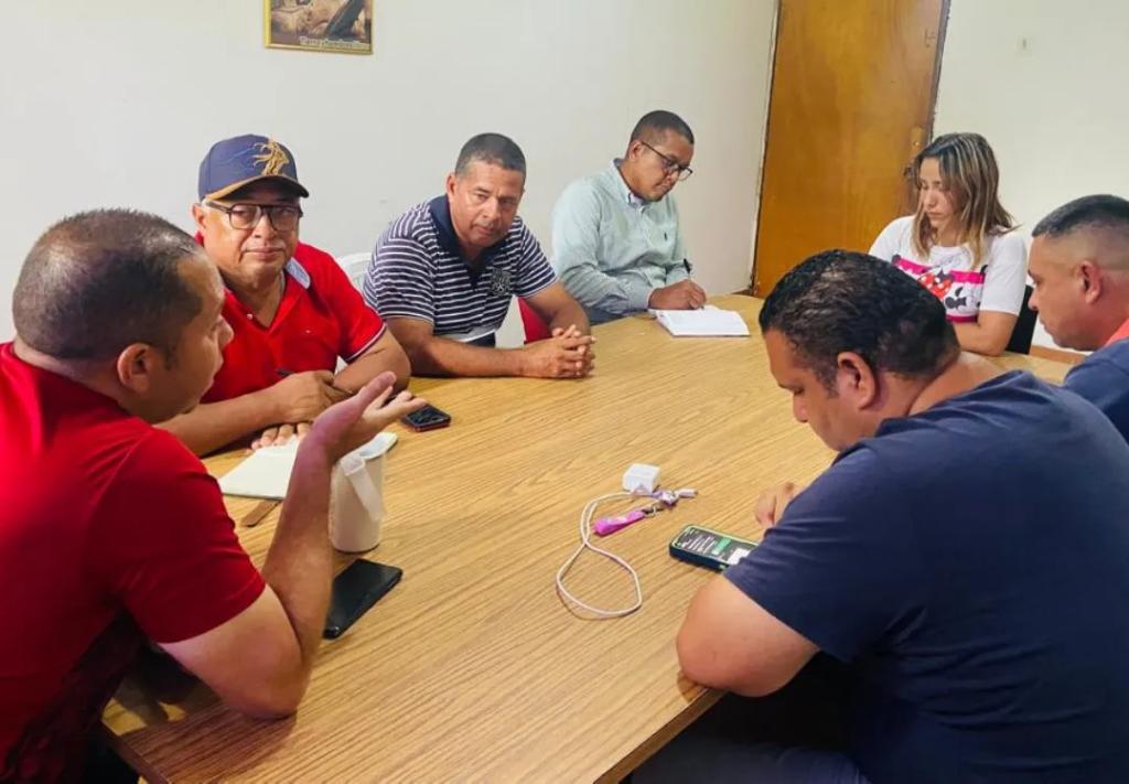 #AlDía•|| Desde la sede del INTI-Cojedes se llevó a cabo Reunión de dirección organizativa con el fin d seguir avanzando y  garantizar el acceso a la tierra de los campesinos y campesinas

#PuebloDeJusticia

<a href="/NicolasMaduro/">Nicolás Maduro</a> <a href="/INTi_Venezuela/">Instituto Nacional de Tierras (INTi)</a> <a href="/wcastroPSUV/">Wilmar Castro</a> <a href="/davidjhg/">David Hernández</a> <a href="/YulimarEBarrios/">YULIMAR BARRIOS</a>