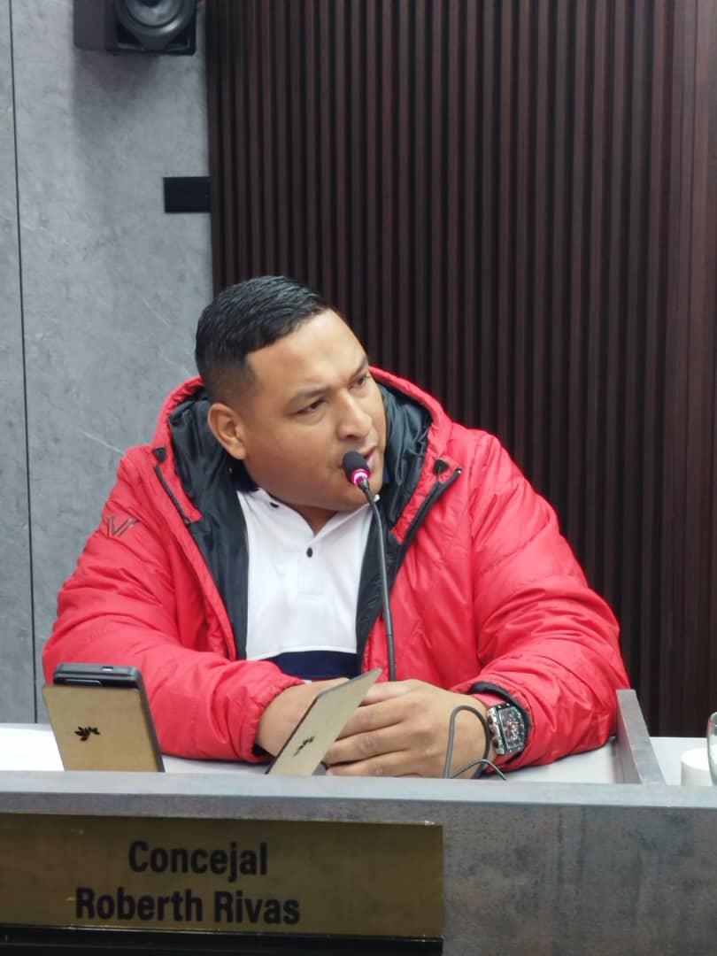 Rivas destaca inteligencia del presidente Maduro para frenar planes terroristas contra el país

El Concejal del Partido Socialista Unido de Venezuela (PSUV),en el municipio Caroní del estado Bolivar, Roberth Rivas destacó el esfuerzo del jefe de Estado <a href="/NicolasMaduro/">Nicolás Maduro</a>