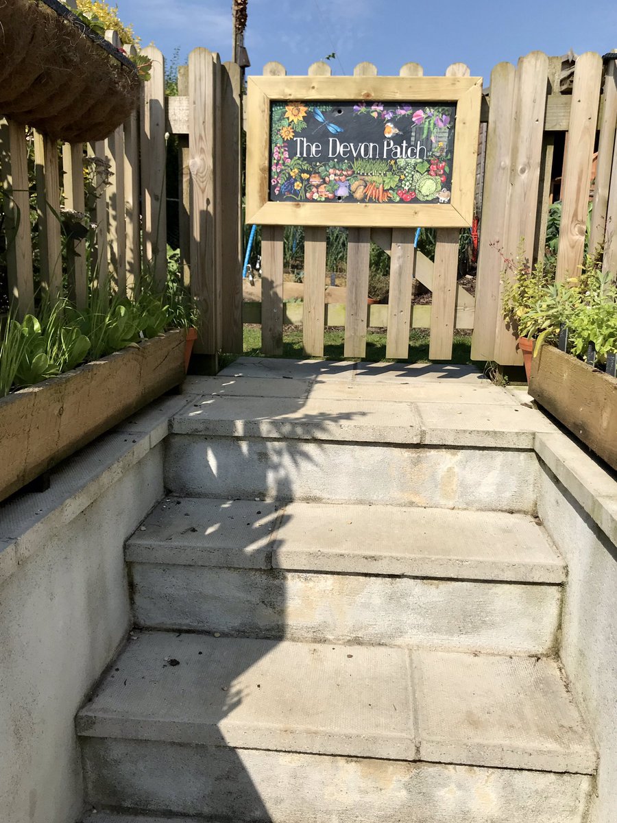 keithtesterliv1's tweet image. We have had an early shared birthday present (thank you Tina) here at The Devon Patch. We think it looks fab with a frame I made for it, and in the perfect place to enter The Devon Patch 👍👍. @hbslate #slatesign #TheDevonPatch #handpainted #gate #steps
