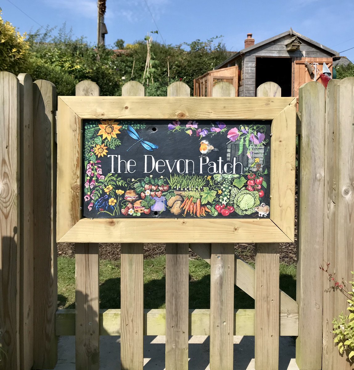 keithtesterliv1's tweet image. We have had an early shared birthday present (thank you Tina) here at The Devon Patch. We think it looks fab with a frame I made for it, and in the perfect place to enter The Devon Patch 👍👍. @hbslate #slatesign #TheDevonPatch #handpainted #gate #steps