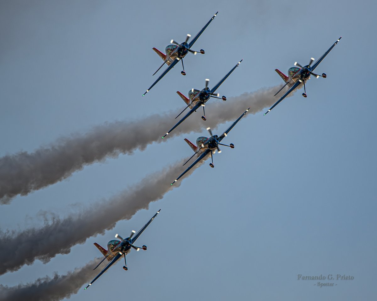 Ferfast's tweet photo. Los Halcones en acción en FIDAE 🤩🛩️👌
Escuadrilla de Alta Acrobacia Halcones - FACH
📷🇨🇱 Abril-2024
#FIDAE #Halcones #AcrobaciaAerea #Extra300L #avgeek #spotting #planespotter #Nikon #Sigma
@FIDAE_OFICIAL @FACh_Chile https://t.co/CsA5xmp2Vm