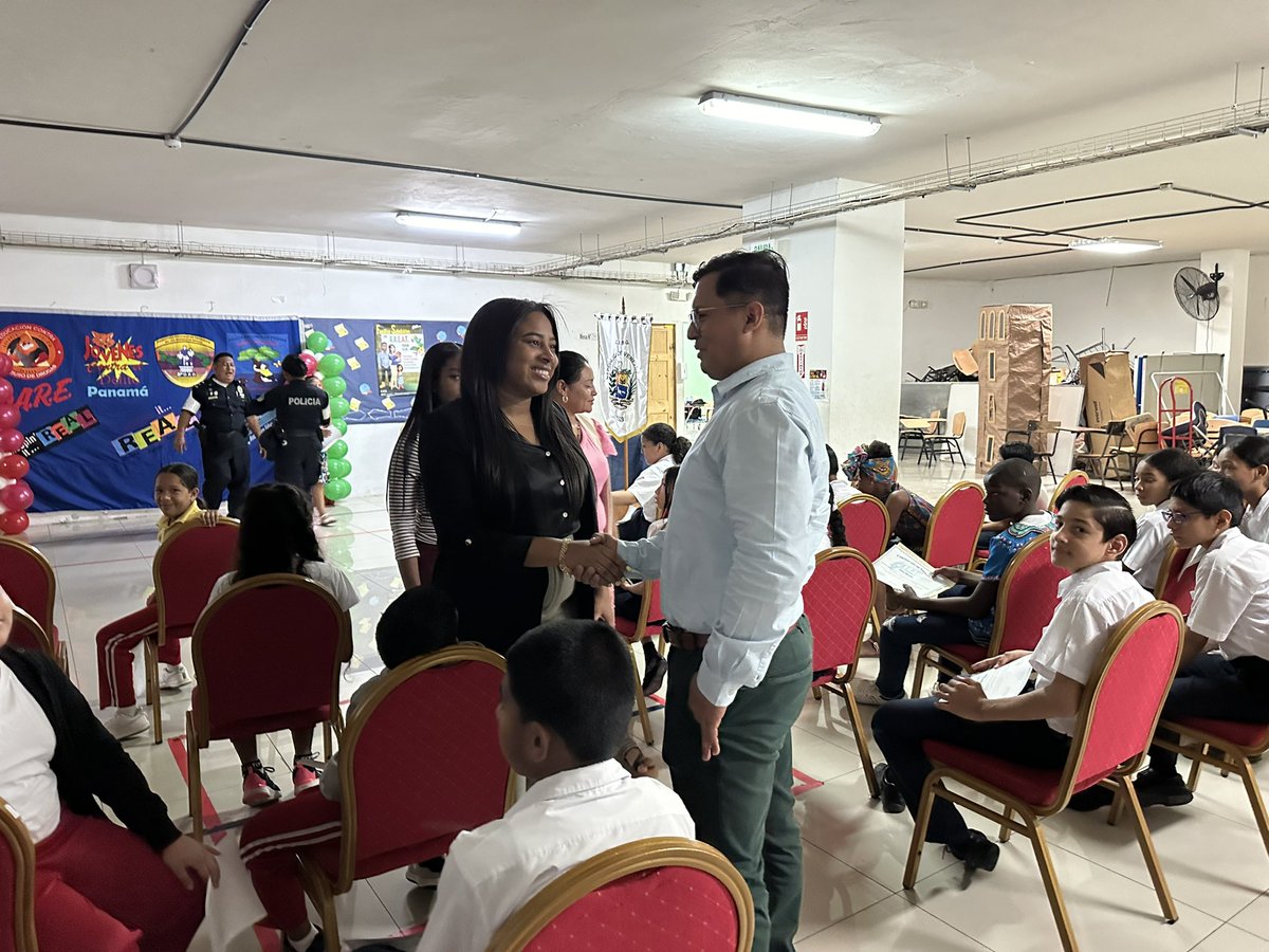 Ayer participamos en el acto de clausura del programa G.R.E.A.T de la Policía Nacional en la Escuela República de Venezuela. Este programa, busca que los jóvenes fortalezcan su resiliencia ante la influencia de pandillas y promuevan un entorno escolar seguro y saludable.